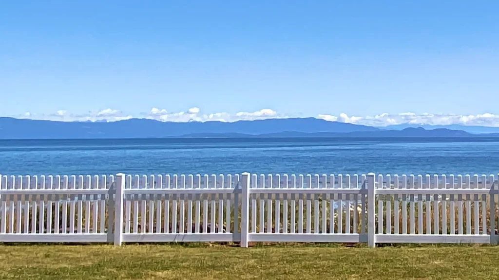 WHAT TO KNOW BEFORE BUYING A VINYL FENCE