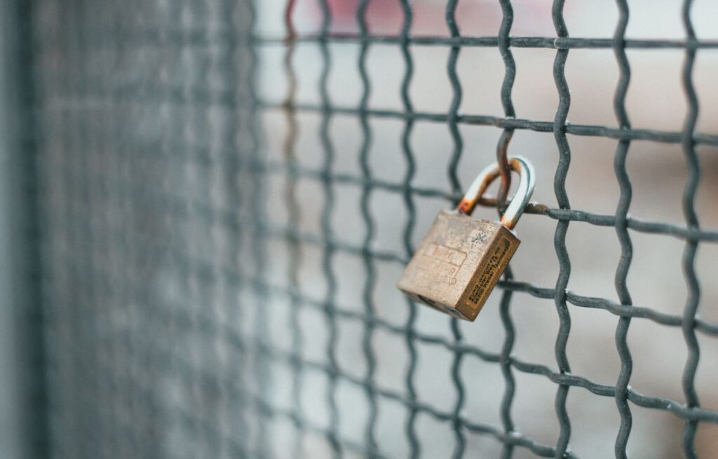 VINYL VS. METAL FENCING