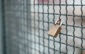 VINYL VS. METAL FENCING